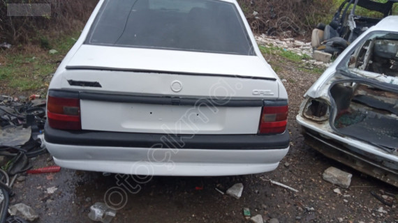 Opel Vectra a bagaj kapagi