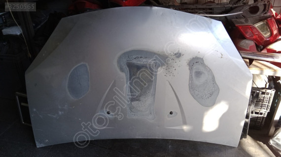 Dacia Sandero (2007-2010) eski model motor kaputu 50tl