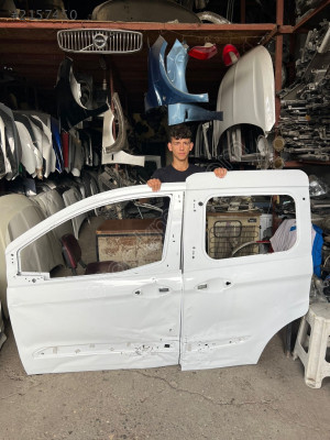 2014 2021 Ford Courier Orjinal Çıkma Sol Arka Sol Ön kapı