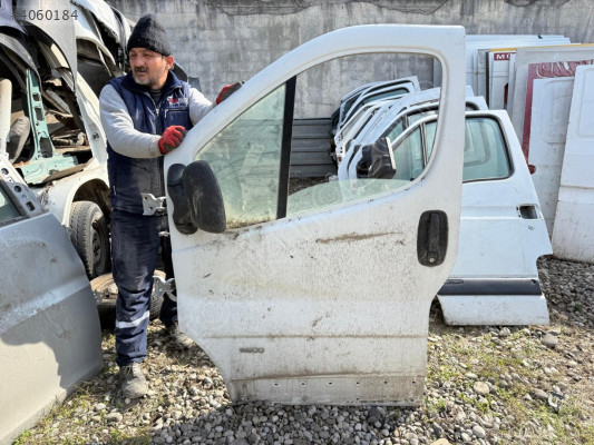 RENAULT TRAFFİC SOL ÖN KAPI ORJİNAL ÇIKMA TEMİZ