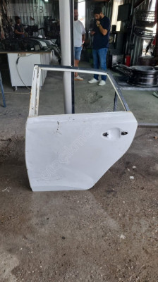 Toyota auris 2017 model sol arka kapi