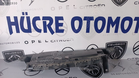 peugeot 508 ön panel üst bakaliti maskesi 9813564377
