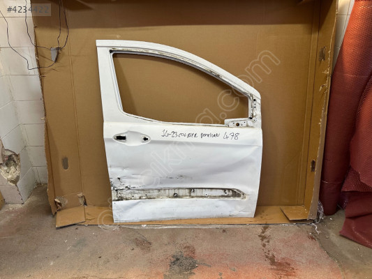 Ford Courier sağ ön kapı beyaz hasarlı