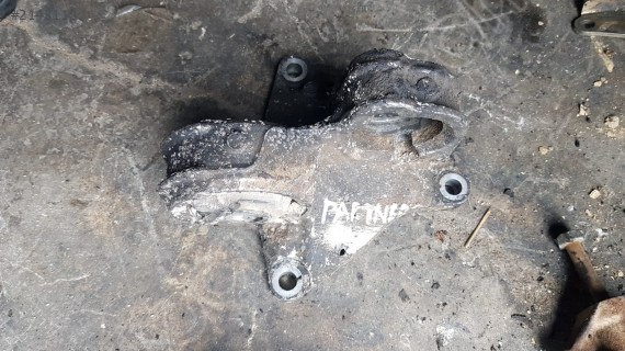 Peugeot partner 1.9 aks bağlantı ayağı çıkma