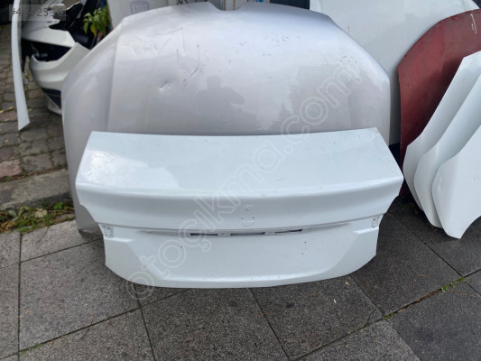 renault clio sembol çıkma arka bagaj kapağı