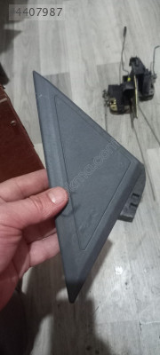 Mitsubishi Carisma sağ ön kapı köşe üçgen Plastik