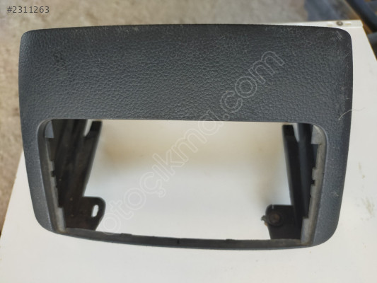 AUDİ Q7 ARKA ÜFLEME IZGARASI YUVASI 4L0864147