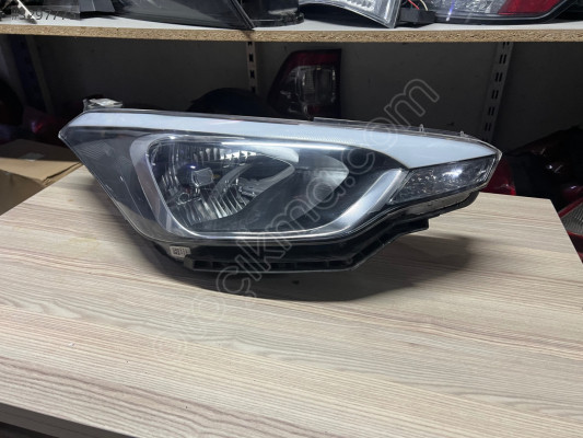 HYUNDAİ İ 20 SAĞ FAR ÜST AYAK KIRIK