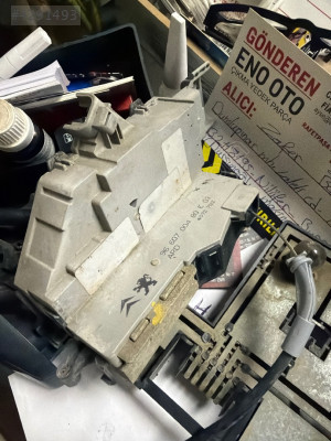 Citroën C4 sağ arka kapı kilidi