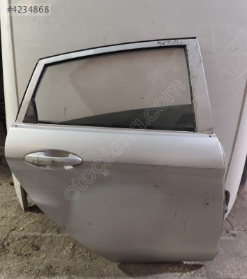 FORD FİESTA SAĞ ARKA KAPI DOLU TEMİZ ORİJİNAL ÇIKMA PARÇA