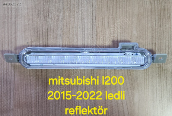 MİTSUBİSHİ L200 2015-2022 RENKLİ REFLEKTÖR            (XS1109S25)