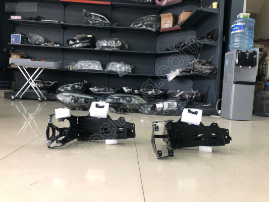 BMW 5 SERİ F10 CCİ SAĞ FAR BRAKETİ 51647200794