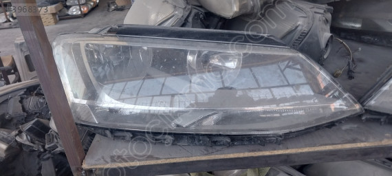 Volkswagen Jetta Sağ Ön Far