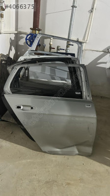 VOLKSWAGEN golf 13-20 sağ arka kapı ufak hasarlı