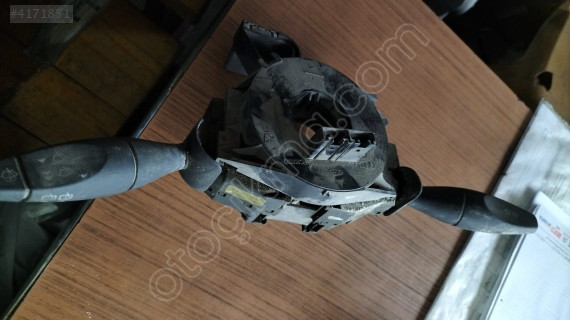 Ford Focus 2001 far silecek kolu 98AG17A553 Jur111957