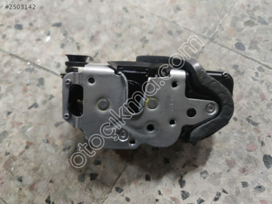 Opel Zafira C Sağ Arka Kapı Kilidi 13579556