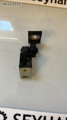 8X0831407A Skoda Superb 2020 sol arka kapı alt üst menteşesi