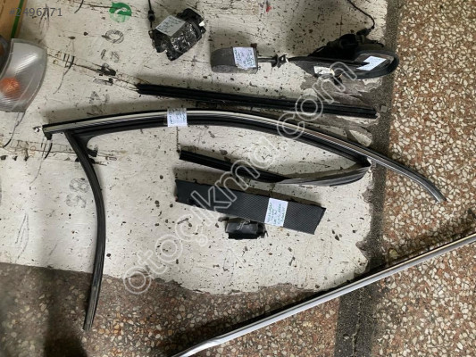 VOLKSWAGEN TİGUAN SAĞ ÖN KAPI CAM LASTİĞİ 2008-2015 MODEL