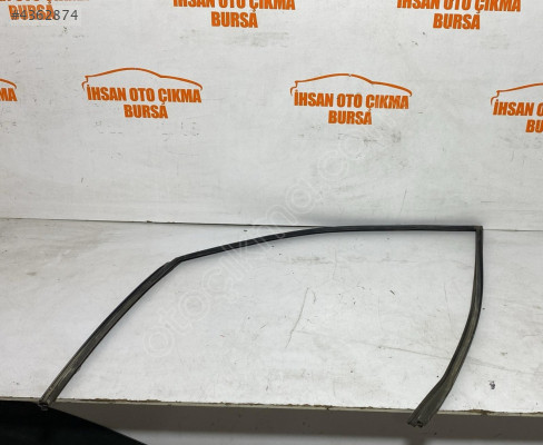 Mazda 626 sağ ön kapı cam fitili