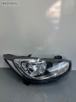 Hyundai Accent bulu sağ ön far