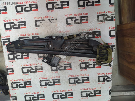 BMW 5 SERİ F10 SAĞ ÖN CAM KRİKOSU 7182112-F10