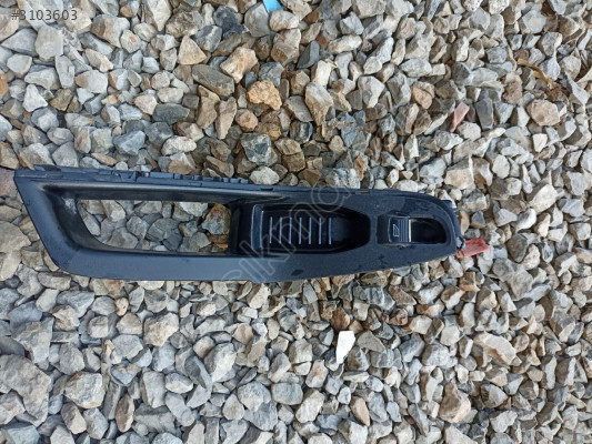 Ford Fiesta sağ ön kapı cam düğmesi