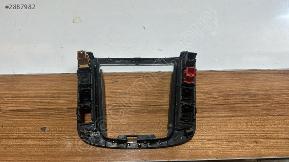2012-2015 SKODA SUPERB VİTES ÇERÇEVESİ ORJ ÇIKMA 3T0 863 212