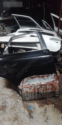 Audi Q3 sag arka kapı çıkma