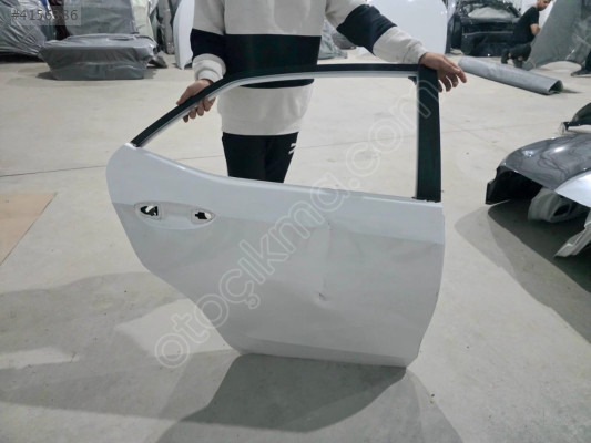 2013/2018 TOYOTA COROLLA BEYAZ SAĞ ARKA KAPI ORJINAL