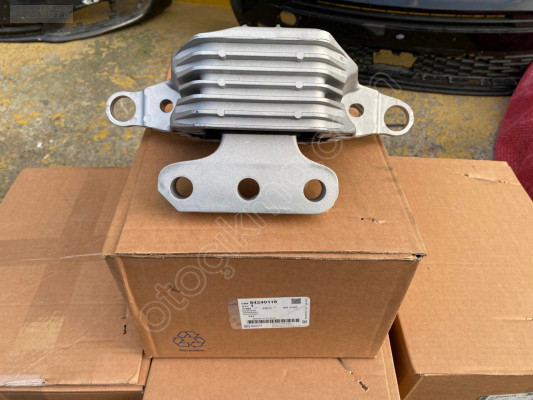 OPEL İNSİGNİA B 1.6 DİZEL SAĞ MOTOR KULAĞI SIFIR ORJİNAL 84240118