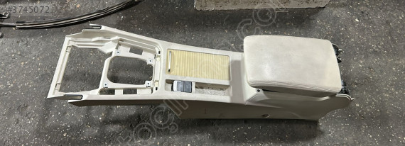VOLKSWAGEN PASSAT B8 ORTA KONSOL VE DİRSEKLİK ORJ HATASIZ