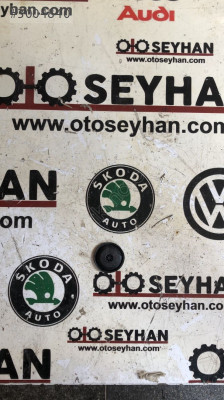 10226501 Volkswagen Golf 6 ön sağ kapı panosu vida kapağı