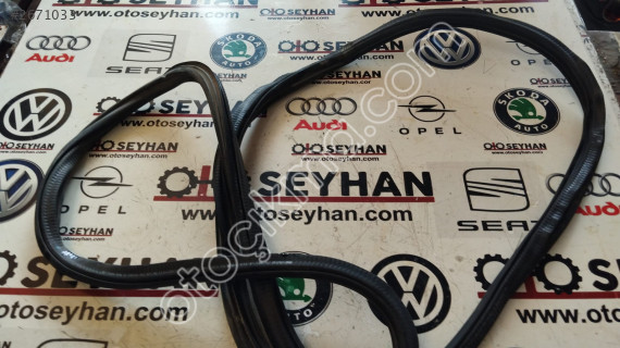 5E3867365 Skoda Octavia 2021 ön sol kapı lastiği