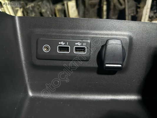 2018-24 RENAULT MEGANE 4 ORTA KONSOL VE KOL DAYAMA ORJ ÇIKMA