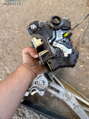 Toyota corolla sol ön kapı kilidi 2007 - 2012