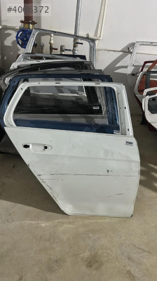 VOLKSWAGEN golf 13-20 sağ arka kapı ufak hasarlı