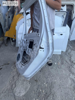 Dacia duster sağ arka kapı