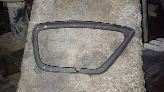 2002-2005 Ford Focus sağ sis farı çerçevesi