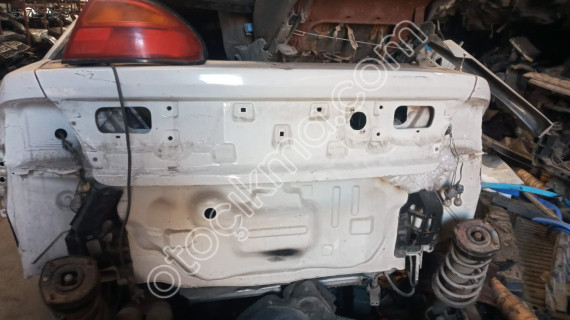 mazda lantis bagaj kapağı