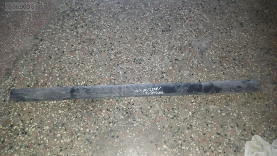 Mitsubishi Carisma sağ ön kapı çıtası