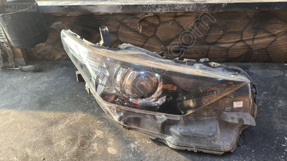 TOYOTA AURİS MERCEKLİ SAĞ FAR 90070909