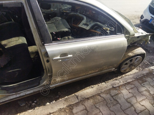 Toyota Avensis sağ ön kapı hatasız 2003-2009