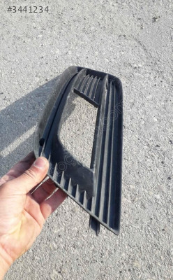 Audi A4 sağ sis farı çerçevesi