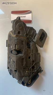 5TB837015A skoda octavia 2021 sol ön kapı kilidi