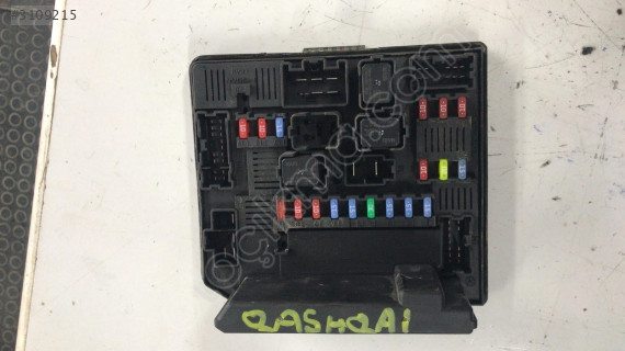 284B74BAOA NİSSAN QASHQAİ SİGORTA KUTUSU
