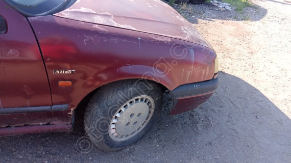 Renault 19 sağ ön çamurluk ufak hasarlı yedek parça