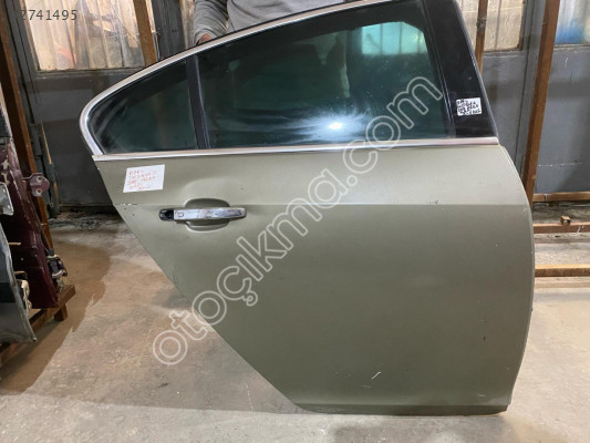 OPEL İNSİGNİA SAĞ ARKA KAPI DOLU ORJİNAL ÇIKMA HATASIZ ÜRÜN