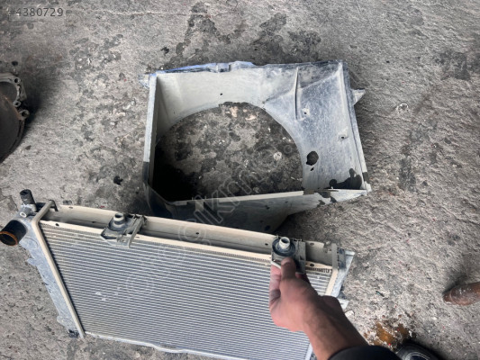 W124 MERCEDES 200 86 MODEL RADYATÖR DAVLUMBAZI ÇIKMA ORJİNAL