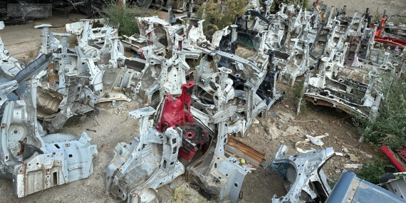 toyota corolla 2015 kesme ön çeyrek/podye (inci beyaz)(son fiyat)