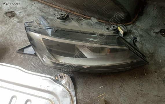 VOLKSWAGEN JETTA ORJINAL ÇIKMA SAĞ FAR